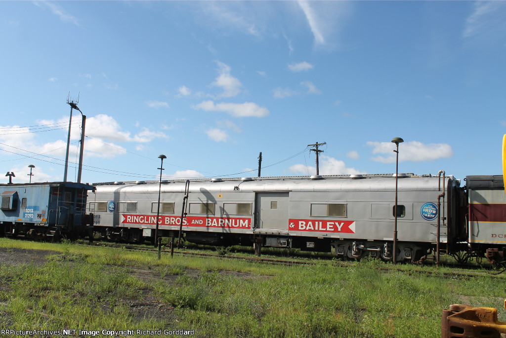 TOYX 21292 and a RBBX coach